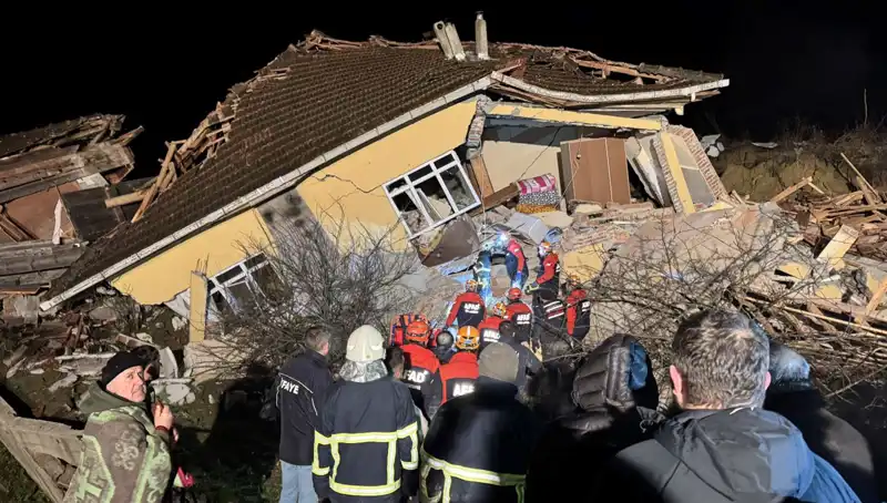 Sinop'ta Şiddetli Yağış Sonrası Heyelan: 3 Ev Yıkıldı