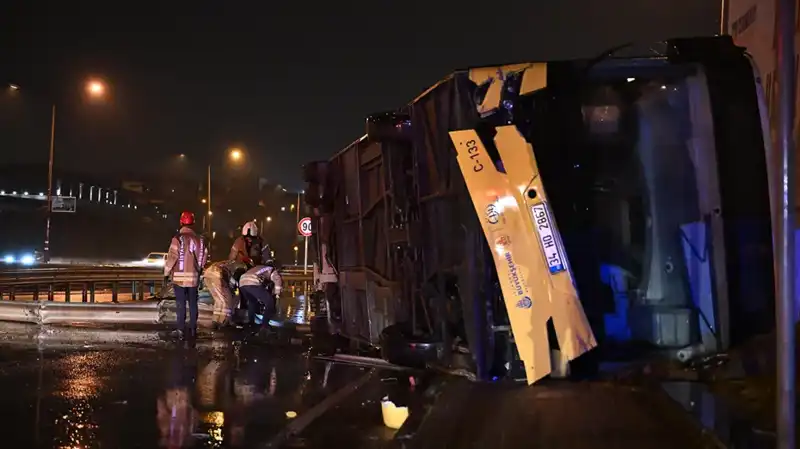 İstanbul'da Özel Halk Otobüsü Devrildi: Kazanın Ardındaki Gerçekler