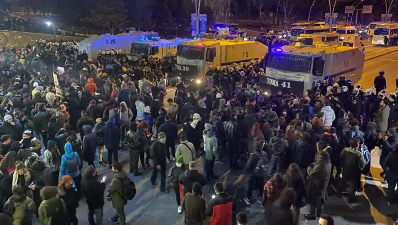 Öğrenciler İmamoğlu'na Sahip Çıktı: Diploma İptali ve Gözaltılara Protesto