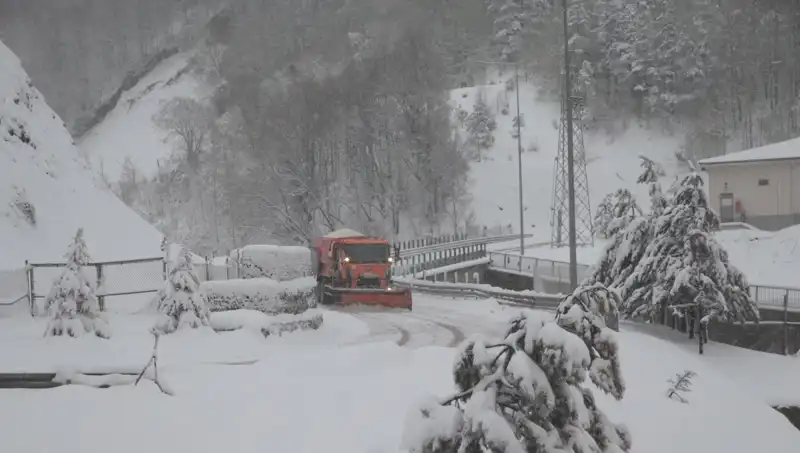 Bolu Dağı'nda Kar Yağışı: Kış Manzarası Hayran Bırakıyor