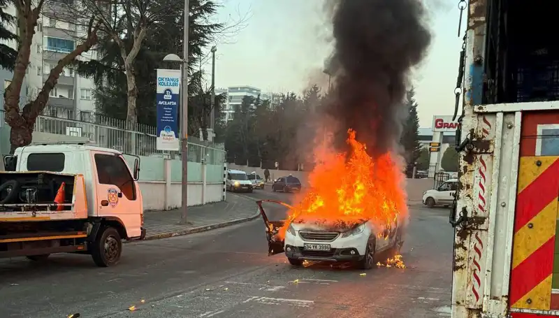 Alev Topuna Dönen Araç, Trafik Aksaklığına Sebep Oldu: Korku Dolu Anlar