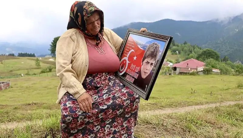 DEM Parti, Eren Bülbül'ün Annesinin Bayramını Duygusal Bir Şekilde Kutladı