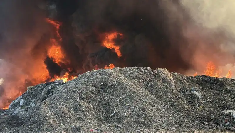 Adana'daki Geri Dönüşüm Fabrikasında Dev Yangın: Büyük Maddi Hasar!