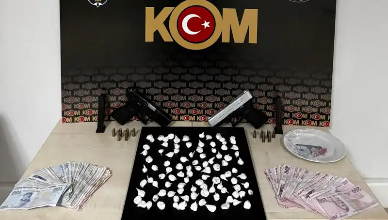 Çeşme'de Şok Silah Saldırısı: 3 Kişi Gözaltında, Soruşturma Derinleşiyor