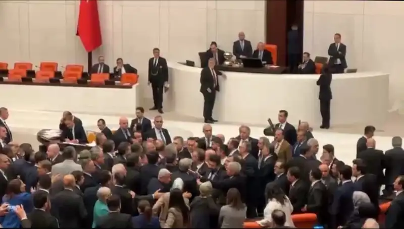 Mecliste Kavga Çıktı: Emekli İkramiyesi Tartışmasında Gerilim Arttı