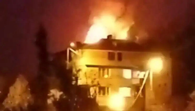 Saman Dolu Çatı Alev Alev Yandı: Mahalleli İhbar ile Sokaklara Döküldü