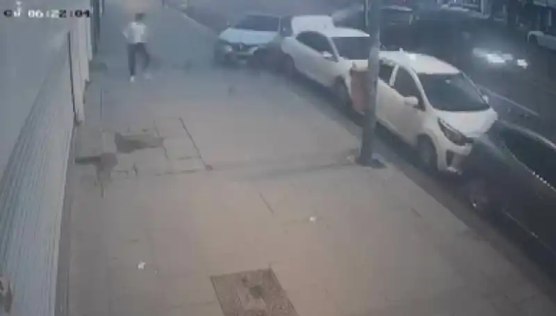 Direksiyon Hakimiyetini Kaybeden Sürücünün Park Halindeki Araçlara Çarpması Şok Etti