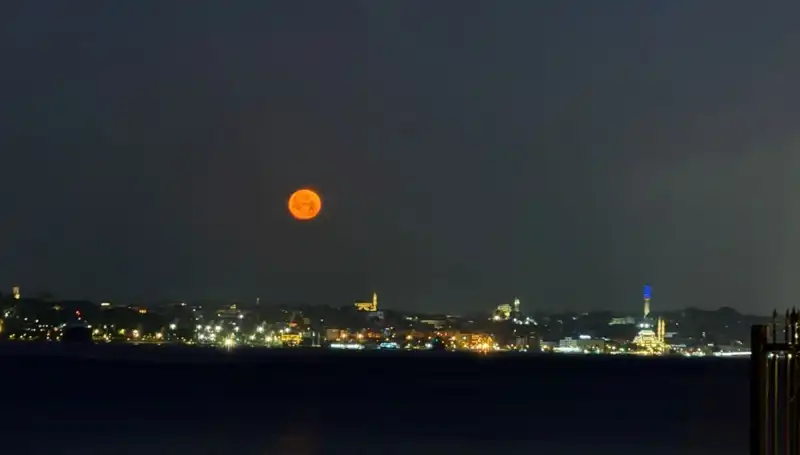 İstanbul'da Görsel Şölen: Çilek Dolunayı ve Eşsiz Manzaraları