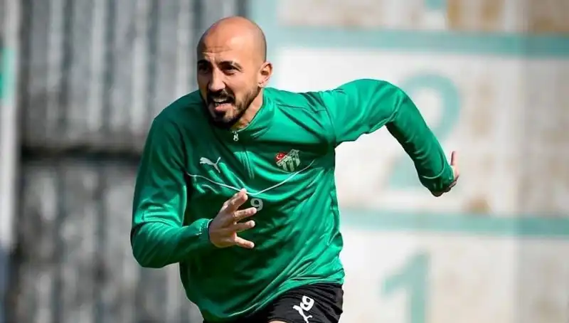 Futbolseverleri Şaşırtan Gelişme: Milli Futbolcu 2. Lig'e mi Geçiyor?