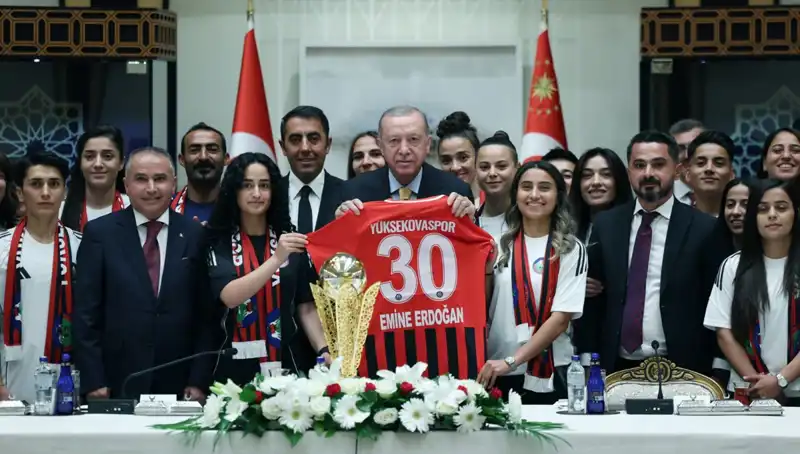 Yüksekovaspor Kadın Futbol Takımı’nın Cumhurbaşkanı Erdoğan ile tarihi buluşması