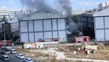 Başakşehir Sanayi Sitesinde Korkutan Yangın: Ekipler Hızla Müdahale Etti