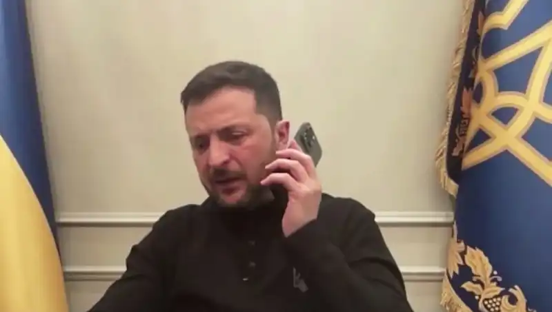 Zelenski'nin Basın Toplantısında Macron'un Sıcak Telefonu: Ne Anlama Geliyor?