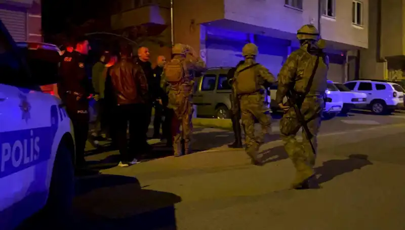 Üsküdar’da Balkondan Tüfekle Ateş Açan Şahıs Kendini Eve Kilitledi