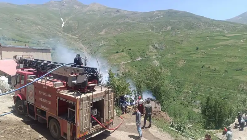 Van'da Yangın Felaketi: Küçük Bir Çocuk Hayatını Kaybetti