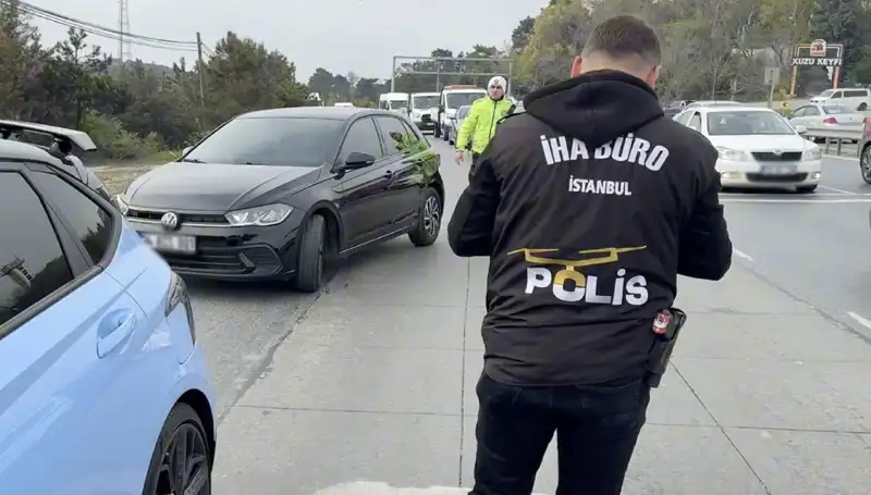 Emniyet Şeridini İhlal Eden Sürücü Suçunu Yolda Buldu: Olay Neden Böyle Gelişti?